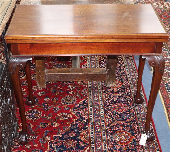 A mahogany plum pudding card table W.84cm